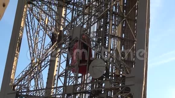 埃菲尔铁塔的电梯视频的预览图