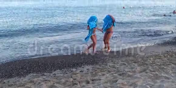 孩子们在海滩上视频的预览图