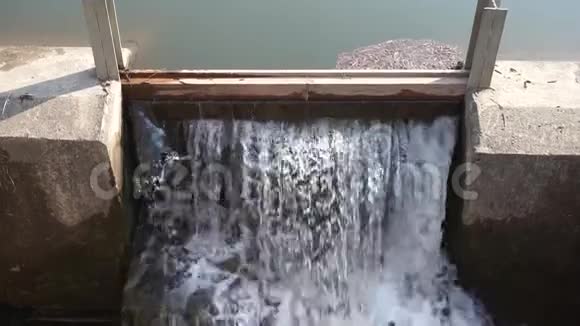 在大坝上溢出视频的预览图