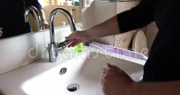 在浴室里洗手视频的预览图