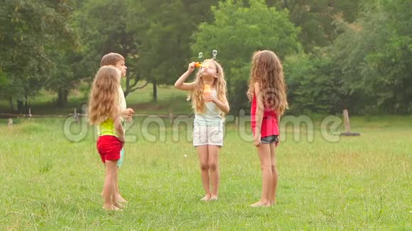 一群孩子在公园里玩肥皂泡儿童积极游戏慢动作视频的预览图