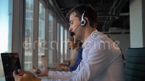 在商务办公室呼叫中心一位英俊的商人一位头戴耳机的企业家视频的预览图