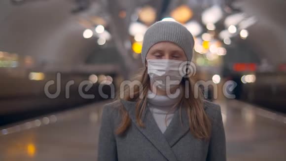 地铁站戴面具的女人视频的预览图