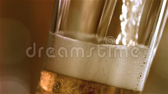 特写慢镜头冷光啤酒在一个杯子与水滴在酒吧背景快来点啤酒微波炉视频的预览图