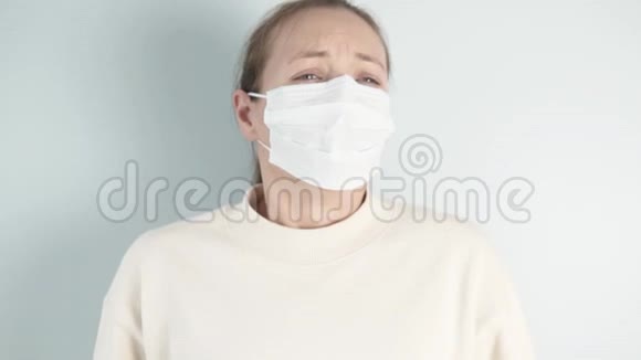 一个戴着医用口罩的女人咳嗽视频的预览图