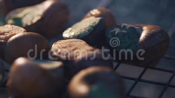 蜗牛在烤架上做饭视频的预览图