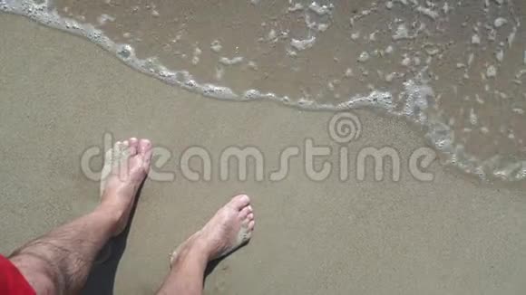 男人腿人脚在海里视频的预览图