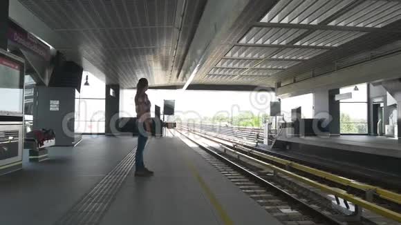 地铁里的女人在等火车视频的预览图
