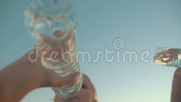 两个人从塑料瓶中喝水视频的预览图