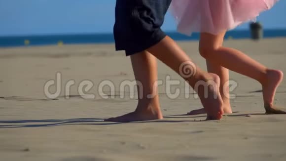 孩子们的脚踩在沙子上视频的预览图
