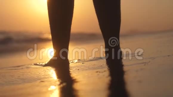 浪漫的女人在日落时光着脚在海边散步动作缓慢有镜头闪光效果1920x1080视频的预览图