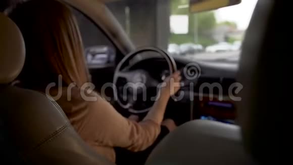 忙碌的商务女性开着汽车急急忙忙地去开会运输视频的预览图