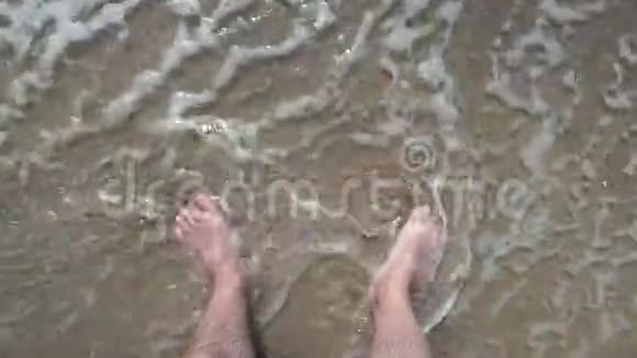 男人腿人脚在海里视频的预览图