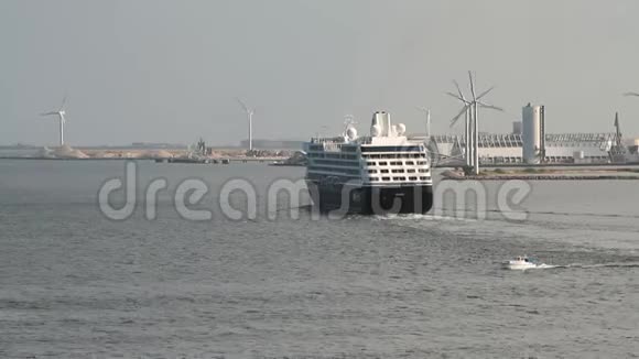 游轮离开港口丹麦哥本哈根视频的预览图