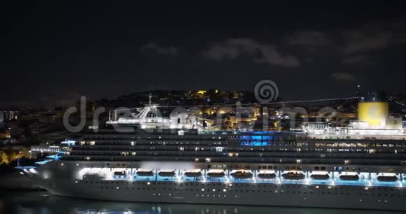 爱的观点夜晚有灯光的大型游轮矗立在港口视频的预览图