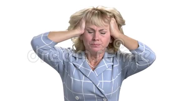 头痛的中年妇女视频的预览图