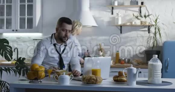 两个人在早餐时吵架视频的预览图
