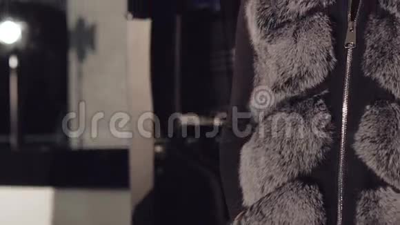 聪明的模特穿着丰富的毛皮大衣摆姿势做广告慢慢地视频的预览图