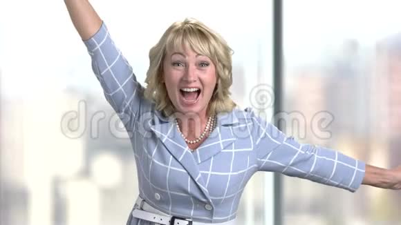 幸福中年商务女性就职的画像为成功而欢欣鼓舞视频的预览图