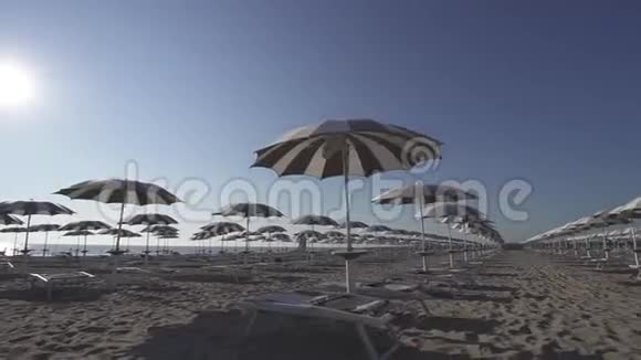 在海滩上没有人的雨伞视频的预览图