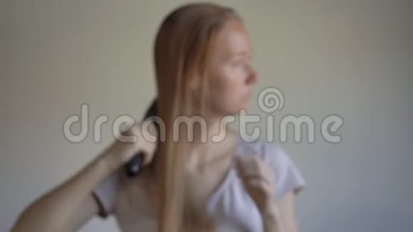 年轻女子脱发脱发概念视频的预览图
