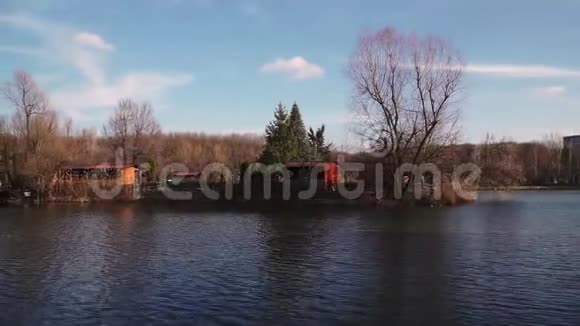 城市公园的湖景视频的预览图