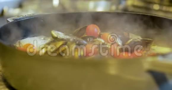 厨师在锅里煮贻贝视频的预览图