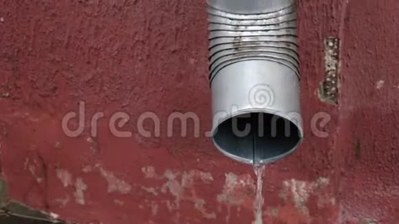 雨中的排水管视频的预览图