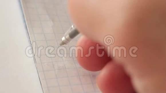 一只手拿着笔的极端特写视频的预览图