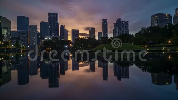 吉隆坡城市天际线日出水面倒影视频的预览图