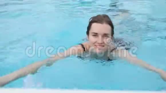 游泳池里的年轻女子视频的预览图