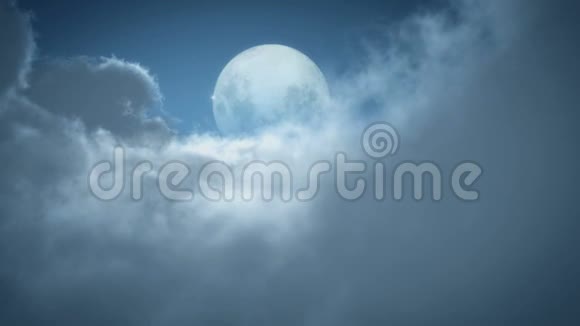在云层和满月之上视频的预览图