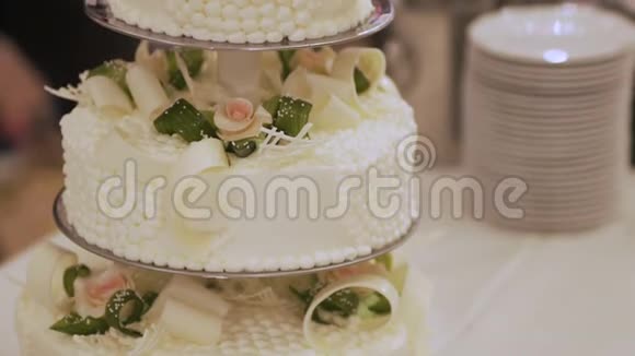婚宴上的婚礼蛋糕视频的预览图