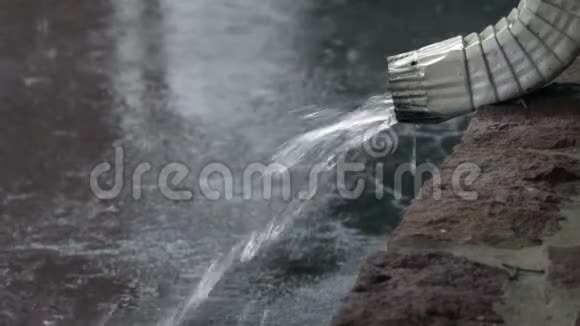 落水管的雨水视频的预览图