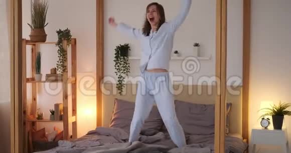 兴奋的女人在床上跳舞视频的预览图