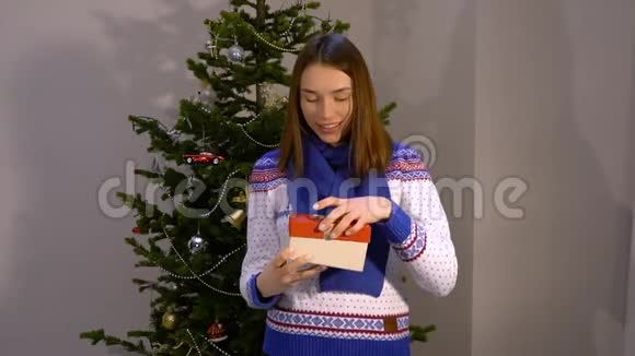 女孩打开一个带礼物的盒子视频的预览图