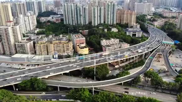 一座公路桥来自飞行无人机的城市视频流量视频的预览图