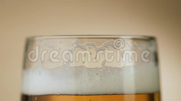 啤酒倒入几乎满杯的玻璃杯中视频的预览图
