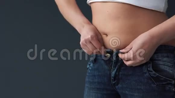 胖女人的身体试图穿上紧身牛仔裤视频的预览图