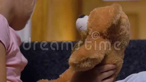 泰迪熊在女孩手里视频的预览图