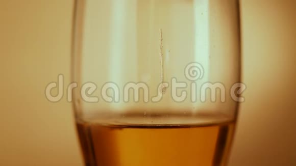 啤酒倒入几乎满杯的玻璃杯中视频的预览图