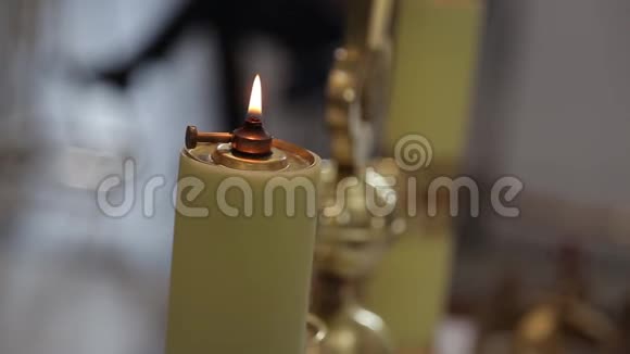 教堂里蜡烛燃烧视频的预览图
