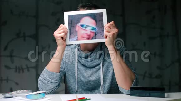 平板屏幕在一个人手中视频的预览图