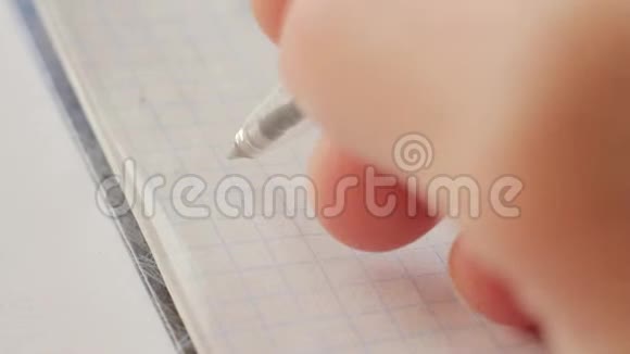 用钢笔在笔记本上写课文视频的预览图