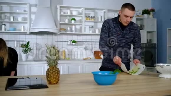 女人和男人打扫厨房视频的预览图