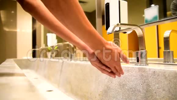 这个人用水洗手视频的预览图