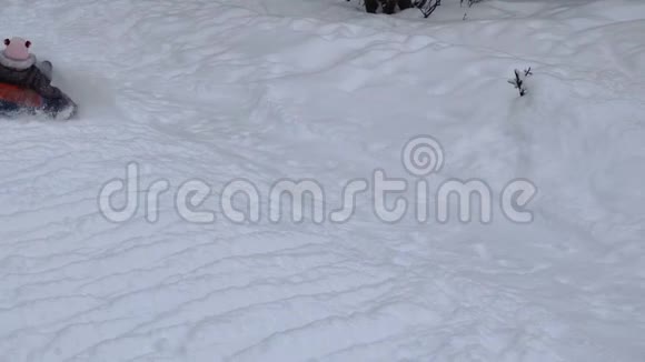 儿童滑在雪管上视频的预览图
