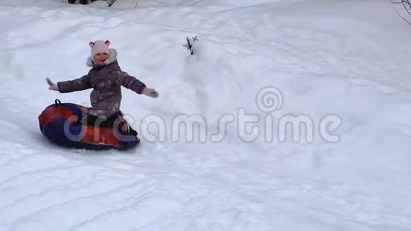 儿童滑在雪管上视频的预览图