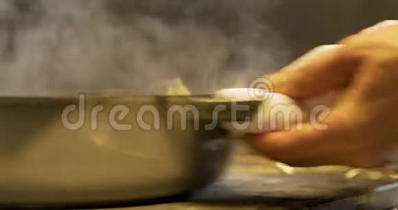 厨师在锅里煮贻贝视频的预览图