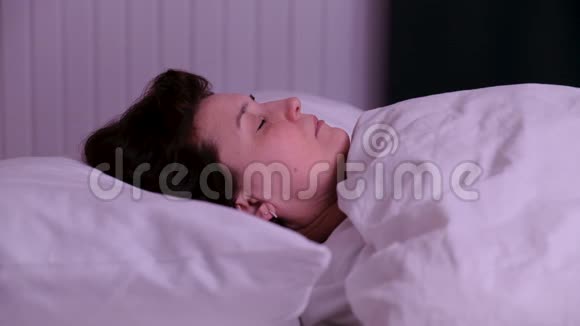 睡在床上的成年女人视频的预览图